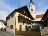 Blick zum Kramerhaus und zur kath. Pfarrkirche Sankt Johannes der Tufer in Weng 